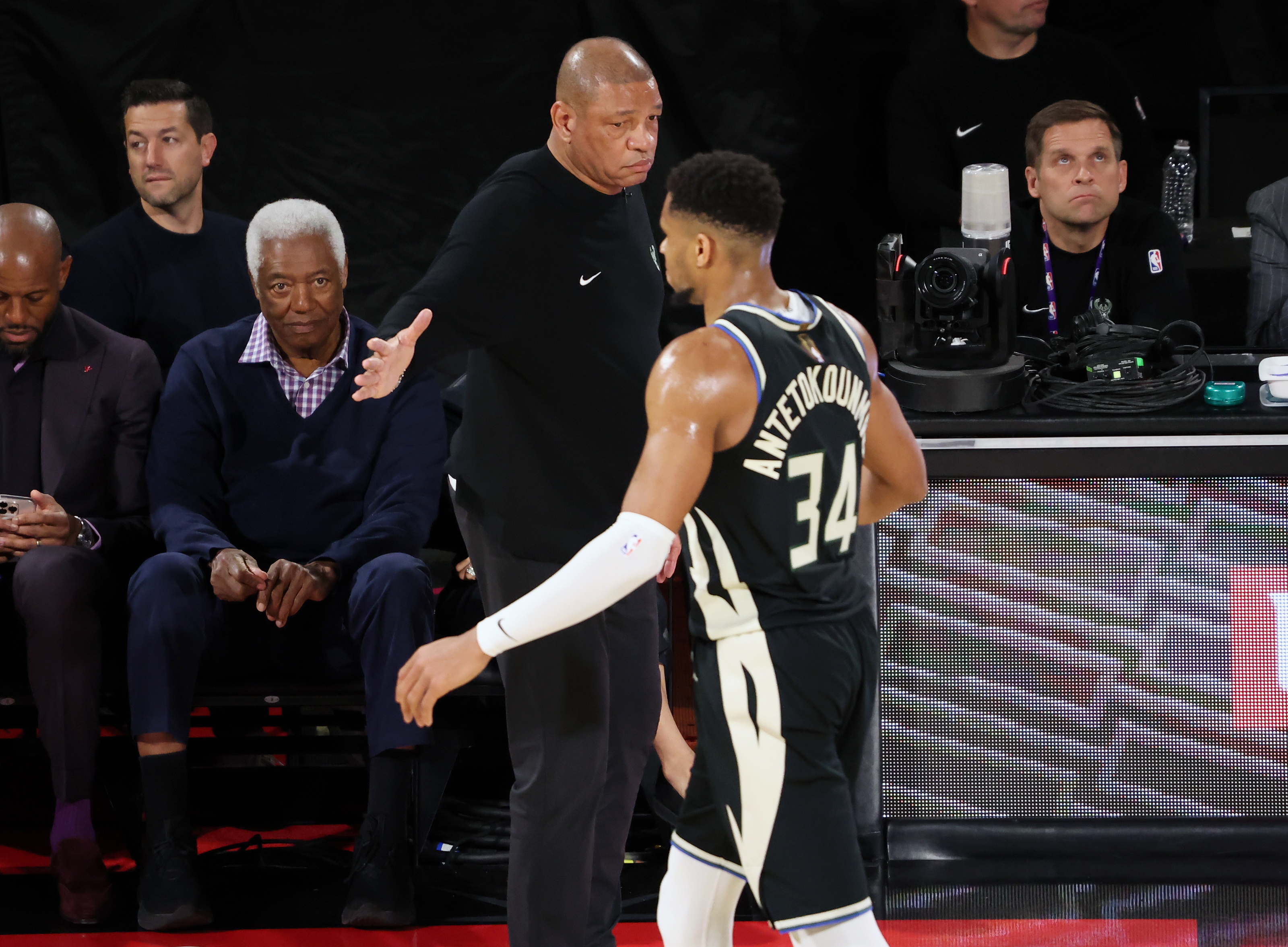 世界杯实时比分-里弗斯：我不想让Shams难堪 但关于字母的交易对话距离达成差得远